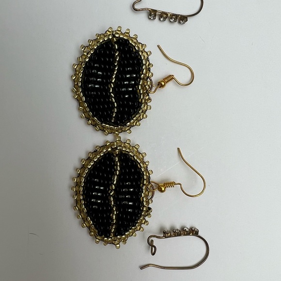 Black & Gold Glam Beaded Lips Bracelet set with Matching Earrings - Picture 6 of 9